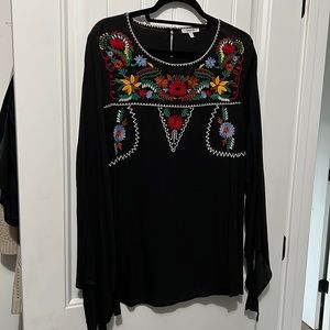 Spanish style embroidery top size L. Ties at wrists